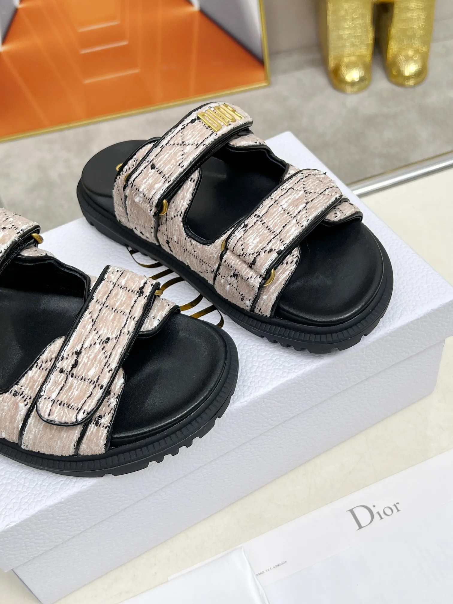 👟👟Ex-factory price 480👟👟Dior👏👏New classic style. 🔥Purchasing-level qualityThick-soled slippers popular in foreign counters. Upper➕Inner: original customized material, original mold opening of sole 1.1 (lightweight, code number 35-40 (41/42 can be customized)
